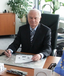 Herr Dr. jur. Lutz Viëtor